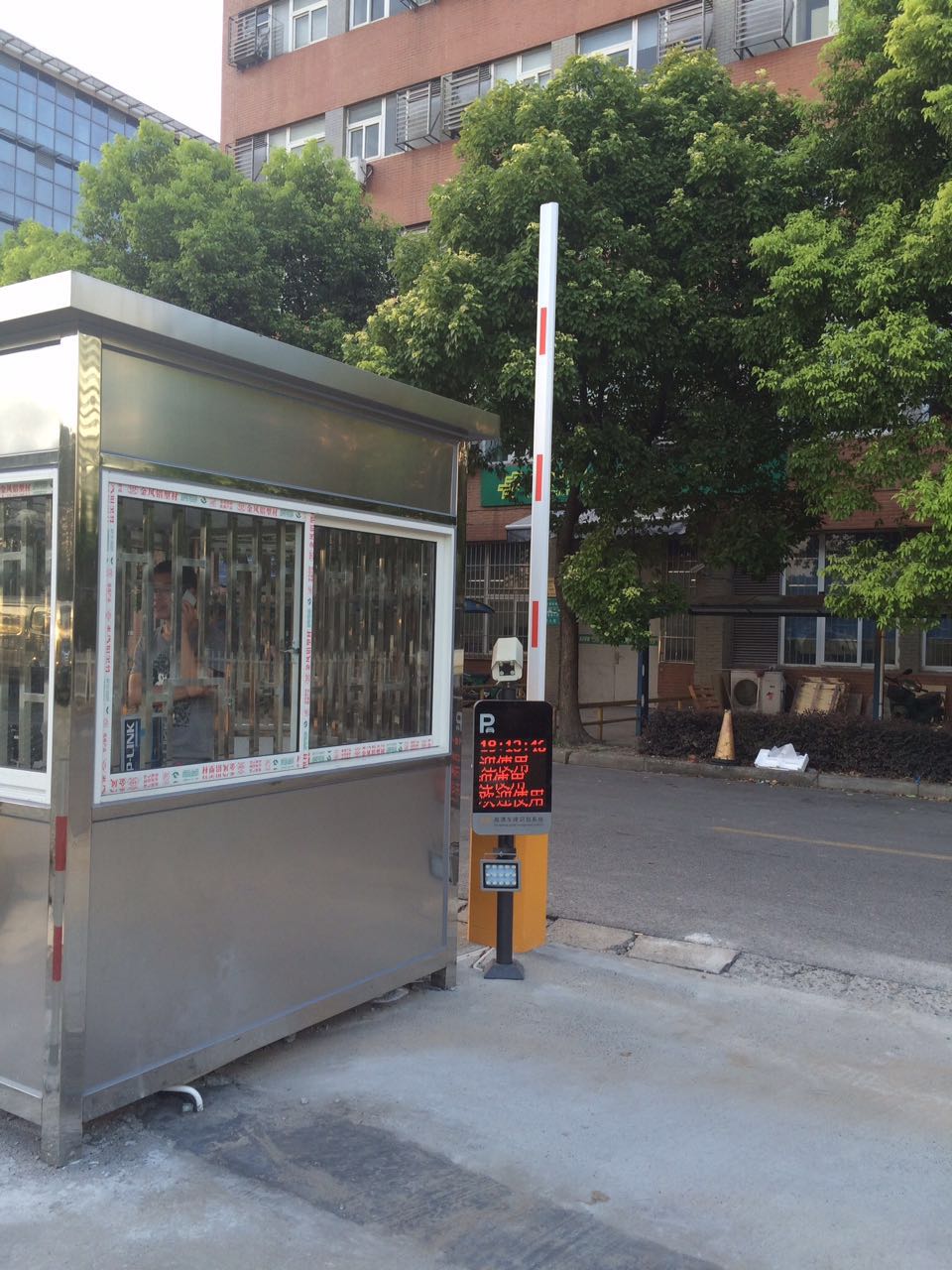 上海翼霸市政工程|不銹鋼崗?fù)小區(qū)保安崗?fù)車位線|車牌識(shí)別|道路劃線